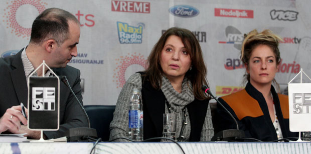 Филм Добра жена код куће